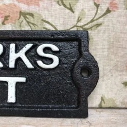 Darthome Limited If It Barks Feed It Cast Iron Wall Sign -Decor Garden Shop 16 42dad319 8cc8 4c49 9227 28e1d2f98564 1