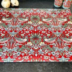 Darthome Limited William Morris Strawberry Thief Glass Chopping Board 7 Darthome Limited William Morris Strawberry Thief Glass Chopping Board -Decor Garden Shop IMG E0830