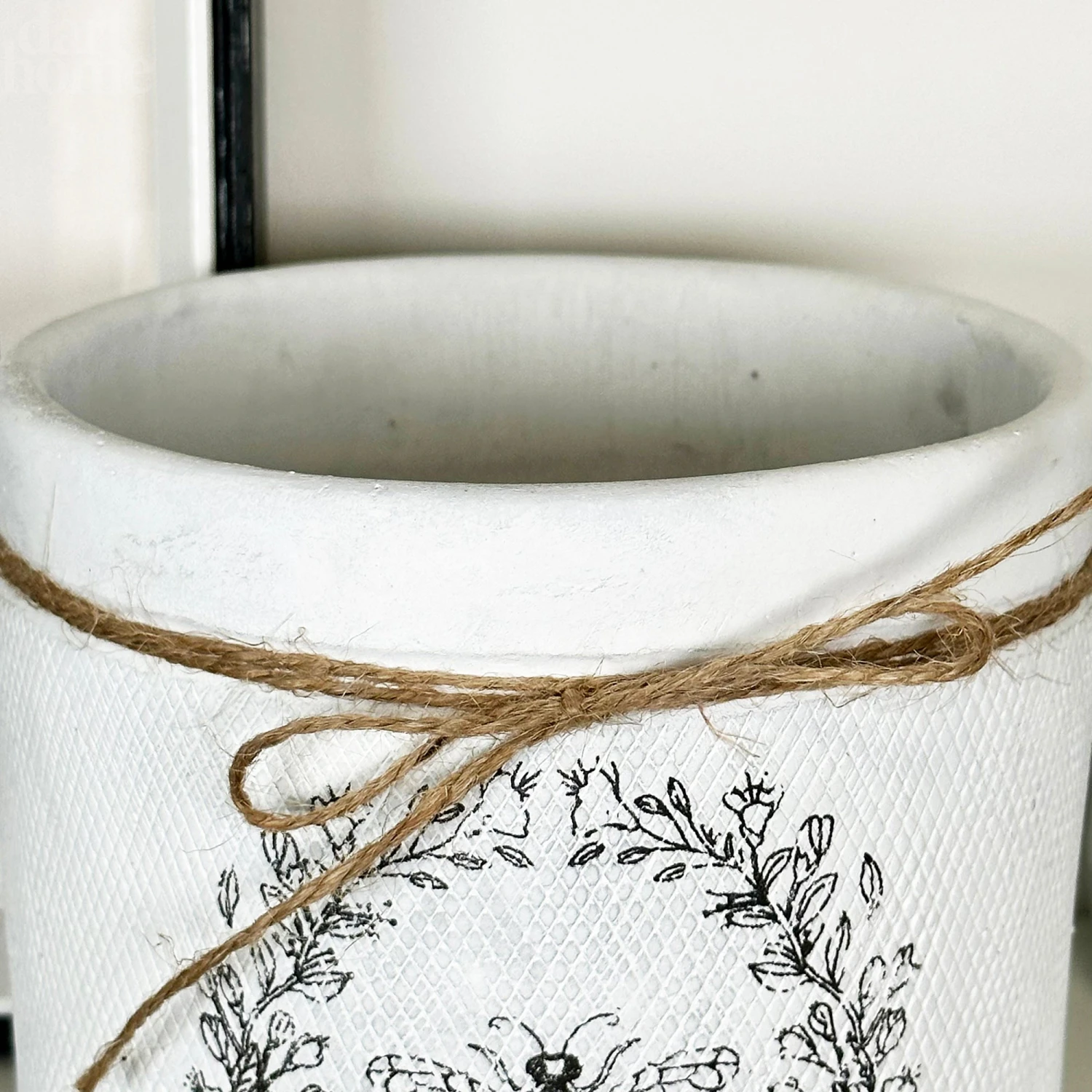 Darthome Limited Cement White Round Bee Pot 3 Darthome Limited Cement White Round Bee Pot - Image 3