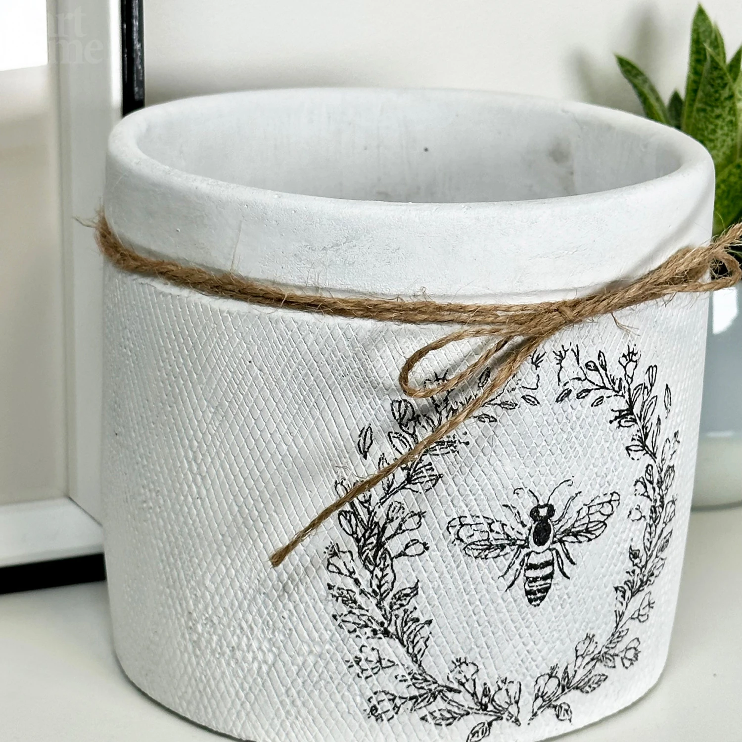Darthome Limited Cement White Round Bee Pot 5 Darthome Limited Cement White Round Bee Pot - Image 5