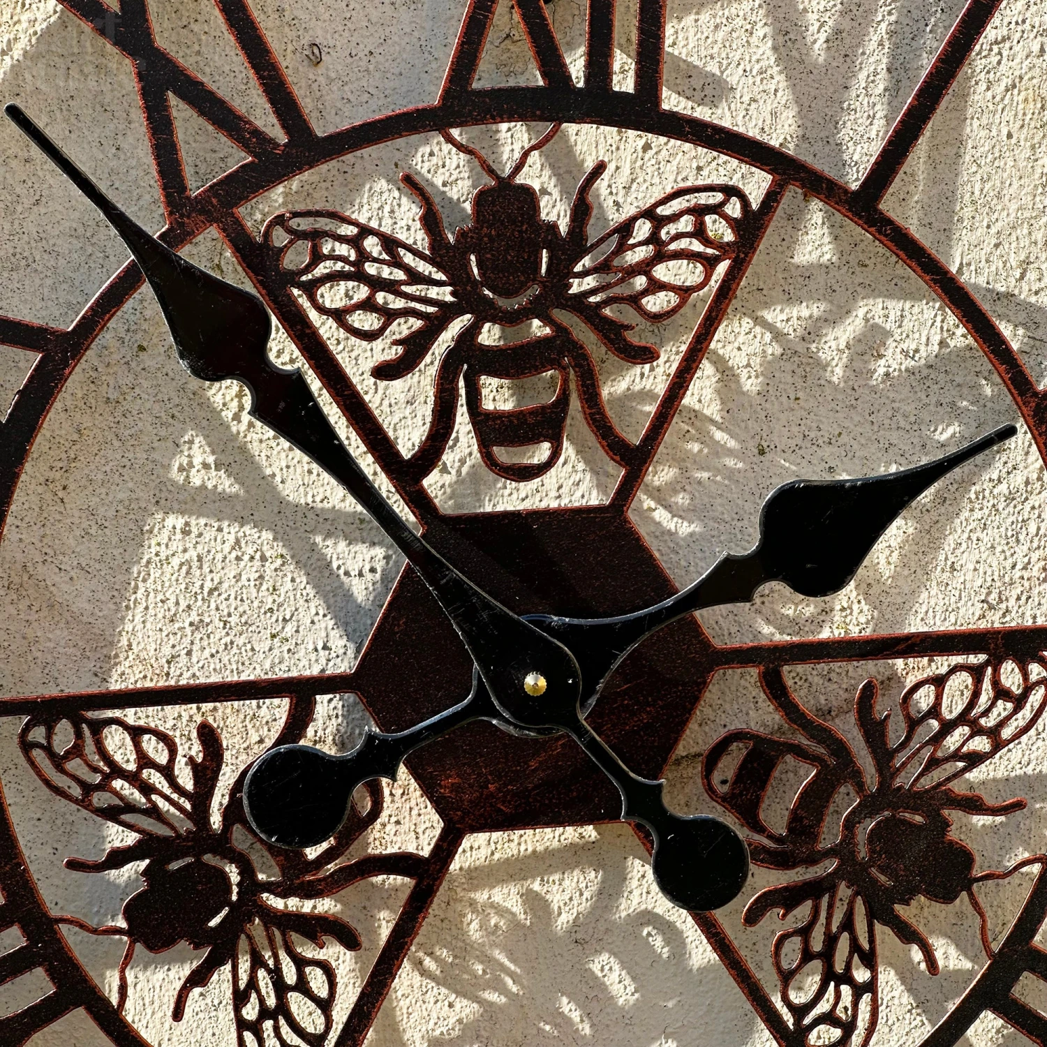 Darthome Limited Copper Queen Bees Garden Clock 60cm 2 Darthome Limited Copper Queen Bees Garden Clock 60cm - Image 2
