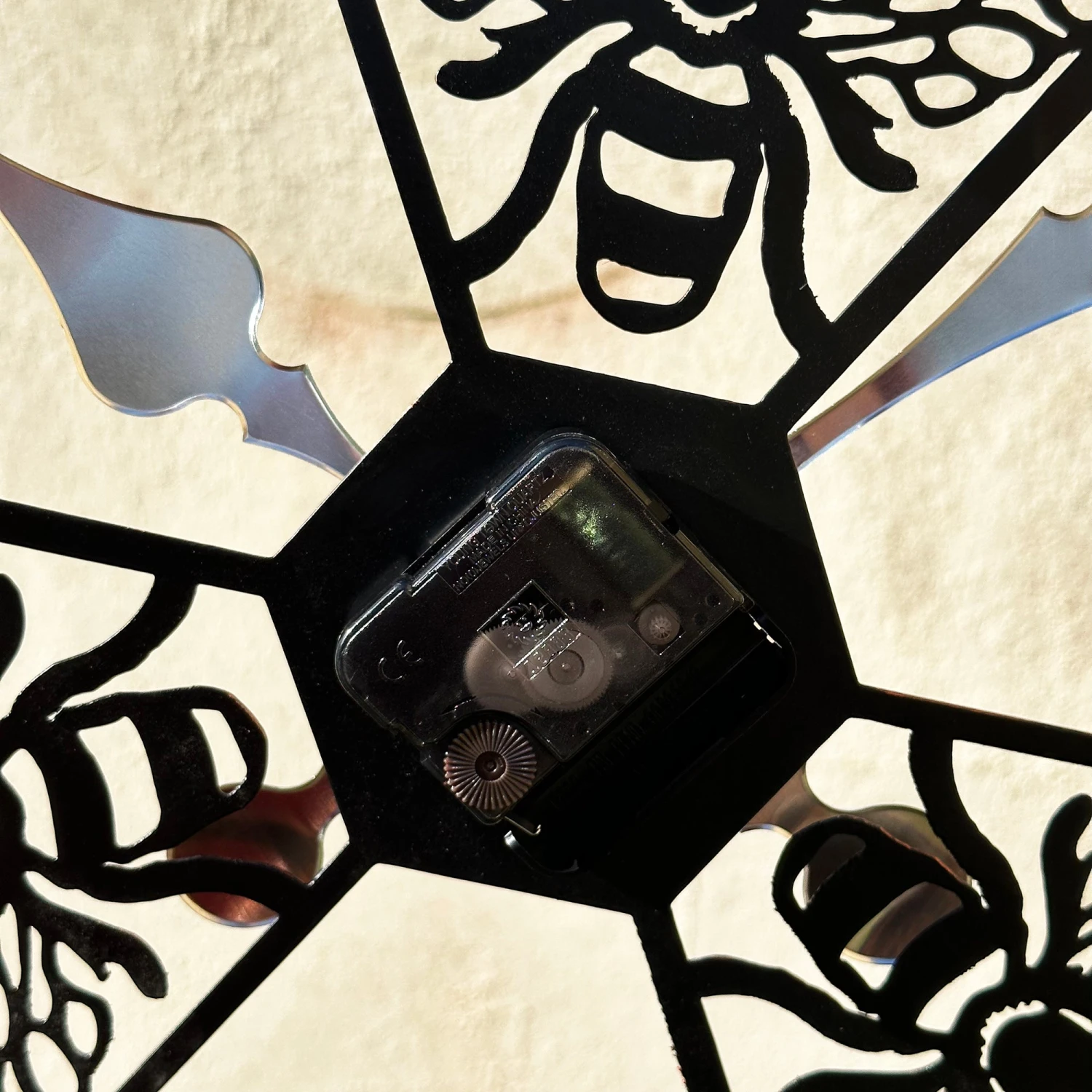 Darthome Limited Copper Queen Bees Garden Clock 60cm 8 Darthome Limited Copper Queen Bees Garden Clock 60cm - Image 8