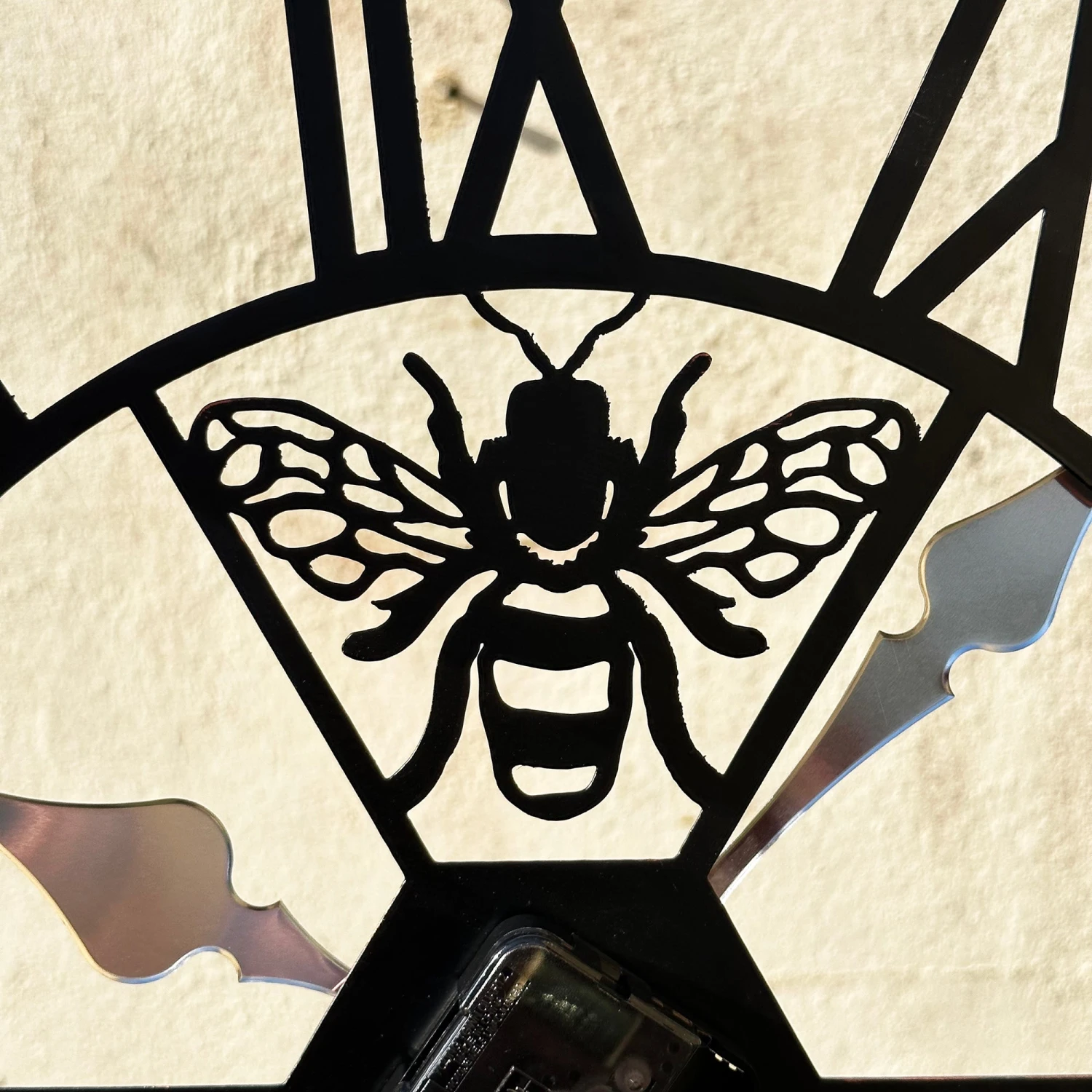 Darthome Limited Copper Queen Bees Garden Clock 60cm 9 Darthome Limited Copper Queen Bees Garden Clock 60cm - Image 9