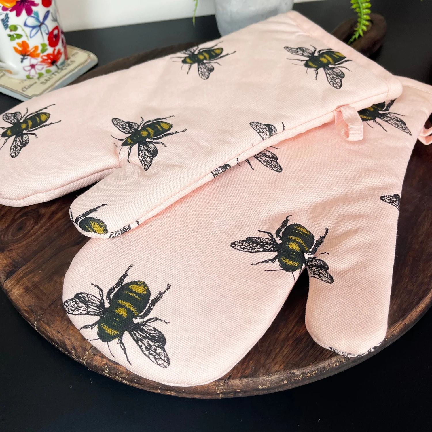 Darthome Limited Pk Of 2 Pink Summer Bees Single Oven Gloves 2 Darthome Limited Pk Of 2 Pink Summer Bees Single Oven Gloves - Image 2
