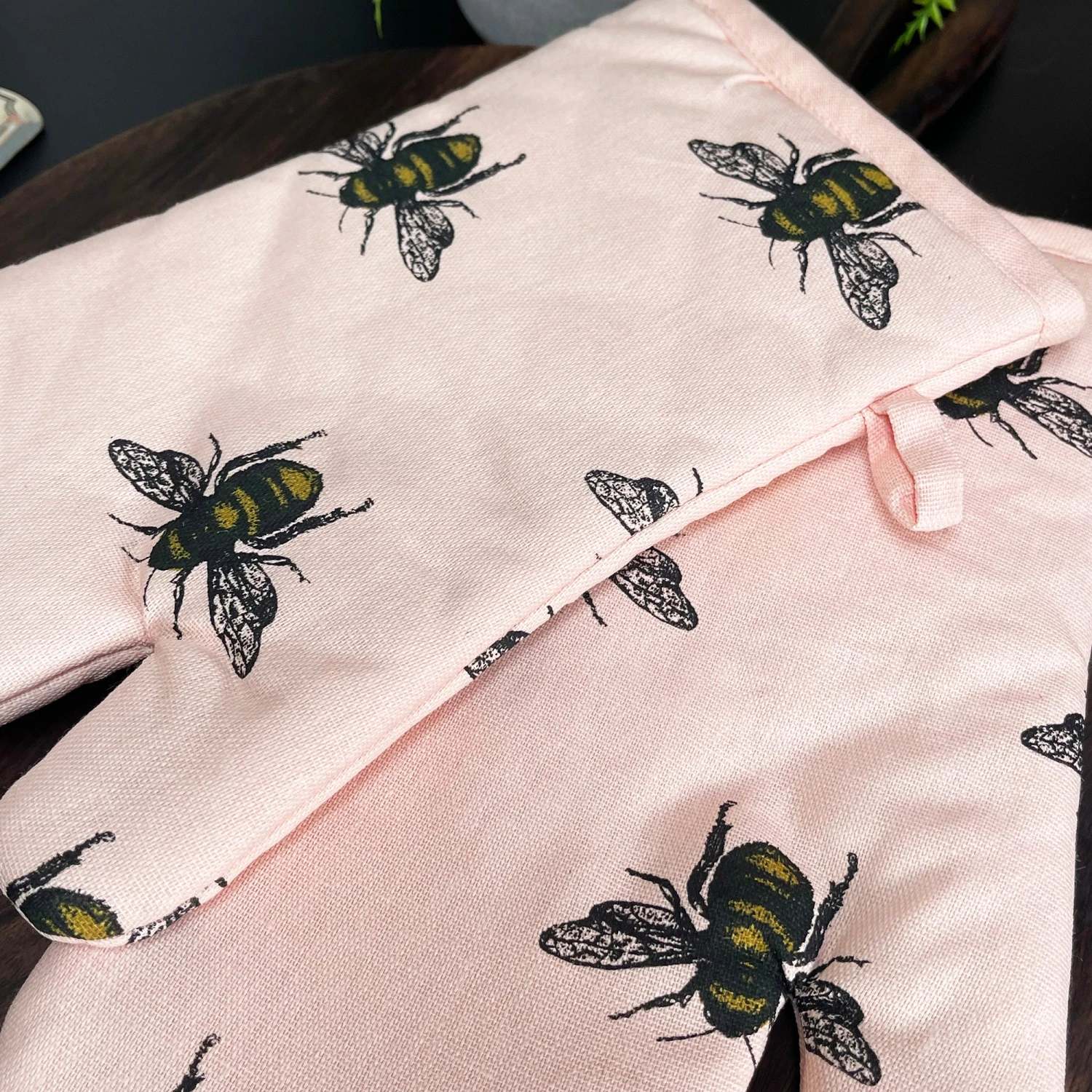 Darthome Limited 4pc Pink Bees Gauntlet Glove & Tea Towel Kitchen Set 9 Darthome Limited 4pc Pink Bees Gauntlet Glove & Tea Towel Kitchen Set - Image 9