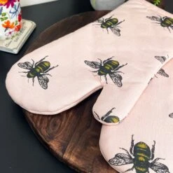 Darthome Limited 4pc Pink Bees Gauntlet Glove & Tea Towel Kitchen Set 27 Darthome Limited 4pc Pink Bees Gauntlet Glove & Tea Towel Kitchen Set -Decor Garden Shop IMG E7495 11e790a1 cca0 4097 9787 106f40bbf519