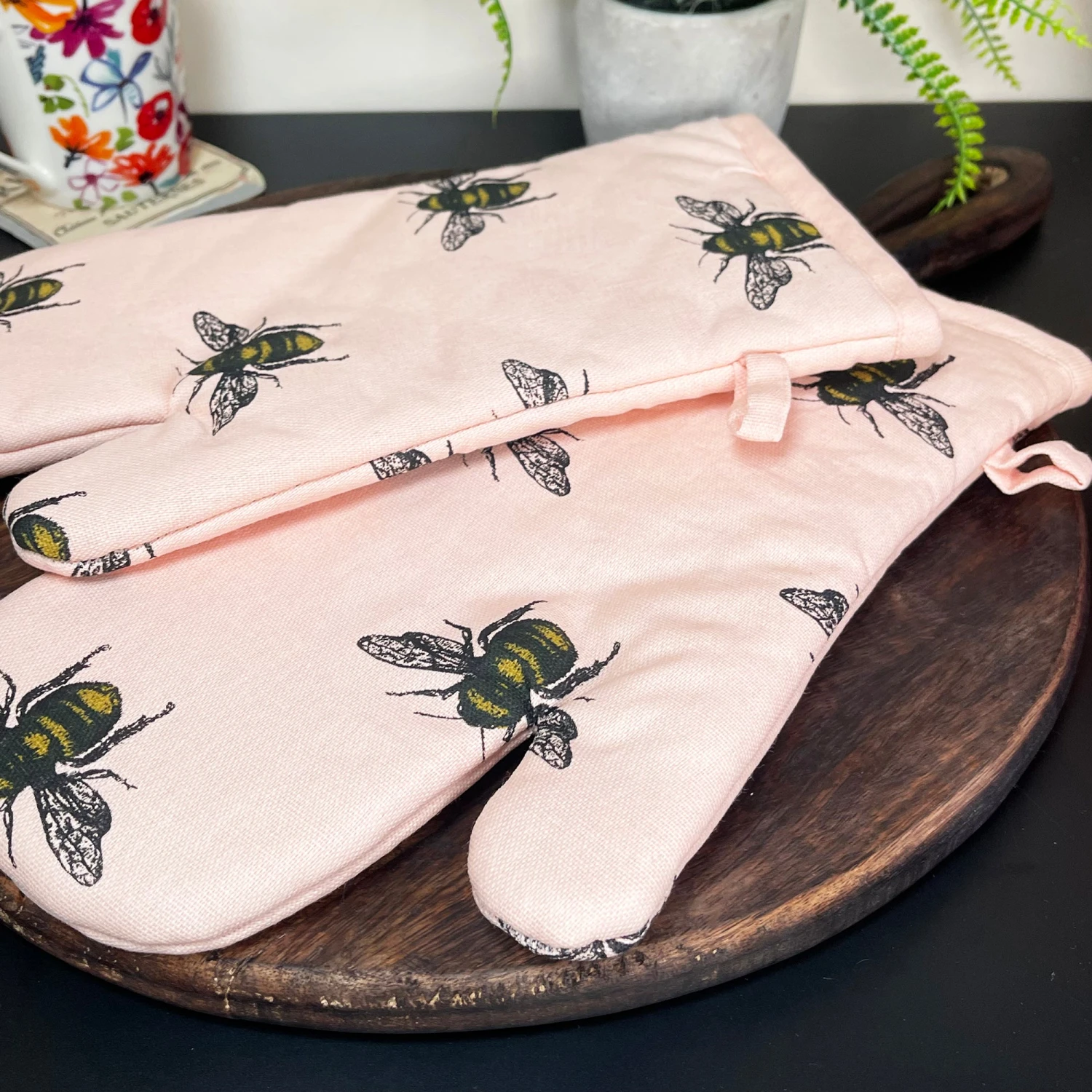 Darthome Limited 4pc Pink Bees Gauntlet Glove & Tea Towel Kitchen Set 11 Darthome Limited 4pc Pink Bees Gauntlet Glove & Tea Towel Kitchen Set - Image 11