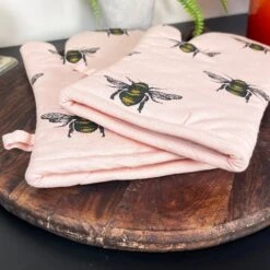 Darthome Limited 4pc Pink Bees Gauntlet Glove & Tea Towel Kitchen Set 29 Darthome Limited 4pc Pink Bees Gauntlet Glove & Tea Towel Kitchen Set -Decor Garden Shop IMG E7497 20c498aa 1e56 4ddc a92e e83d709e08d0