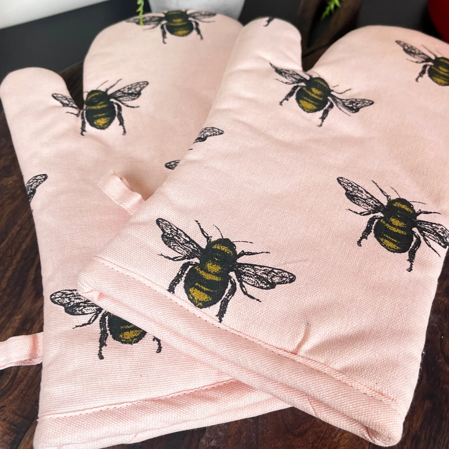 Darthome Limited Pk Of 2 Pink Summer Bees Single Oven Gloves 7 Darthome Limited Pk Of 2 Pink Summer Bees Single Oven Gloves - Image 7