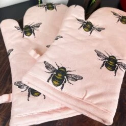 Darthome Limited Pk Of 2 Pink Summer Bees Single Oven Gloves -Decor Garden Shop IMG E7498