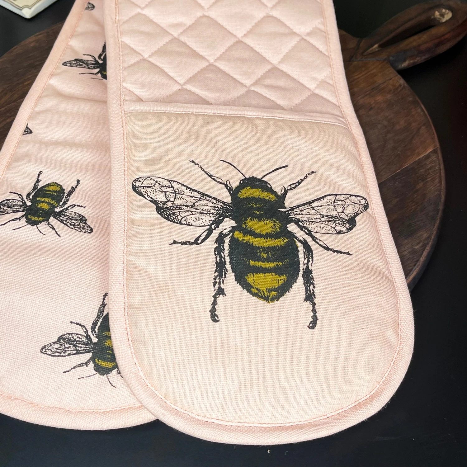 Darthome Limited 4pc Pink Bees Gauntlet Glove & Tea Towel Kitchen Set 14 Darthome Limited 4pc Pink Bees Gauntlet Glove & Tea Towel Kitchen Set - Image 14