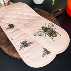 Darthome Limited 4pc Pink Bees Gauntlet Glove & Tea Towel Kitchen Set 35 Darthome Limited 4pc Pink Bees Gauntlet Glove & Tea Towel Kitchen Set -Decor Garden Shop IMG E7523 457db14a 9738 40e0 a3e3 a2037c6d6c7b