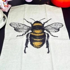 Darthome Limited 2x Green Summer Bee Tea Towels -Decor Garden Shop IMG E7534