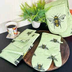 Darthome Limited 4pc Green Bees Gauntlet Glove & Tea Towel Kitchen Set