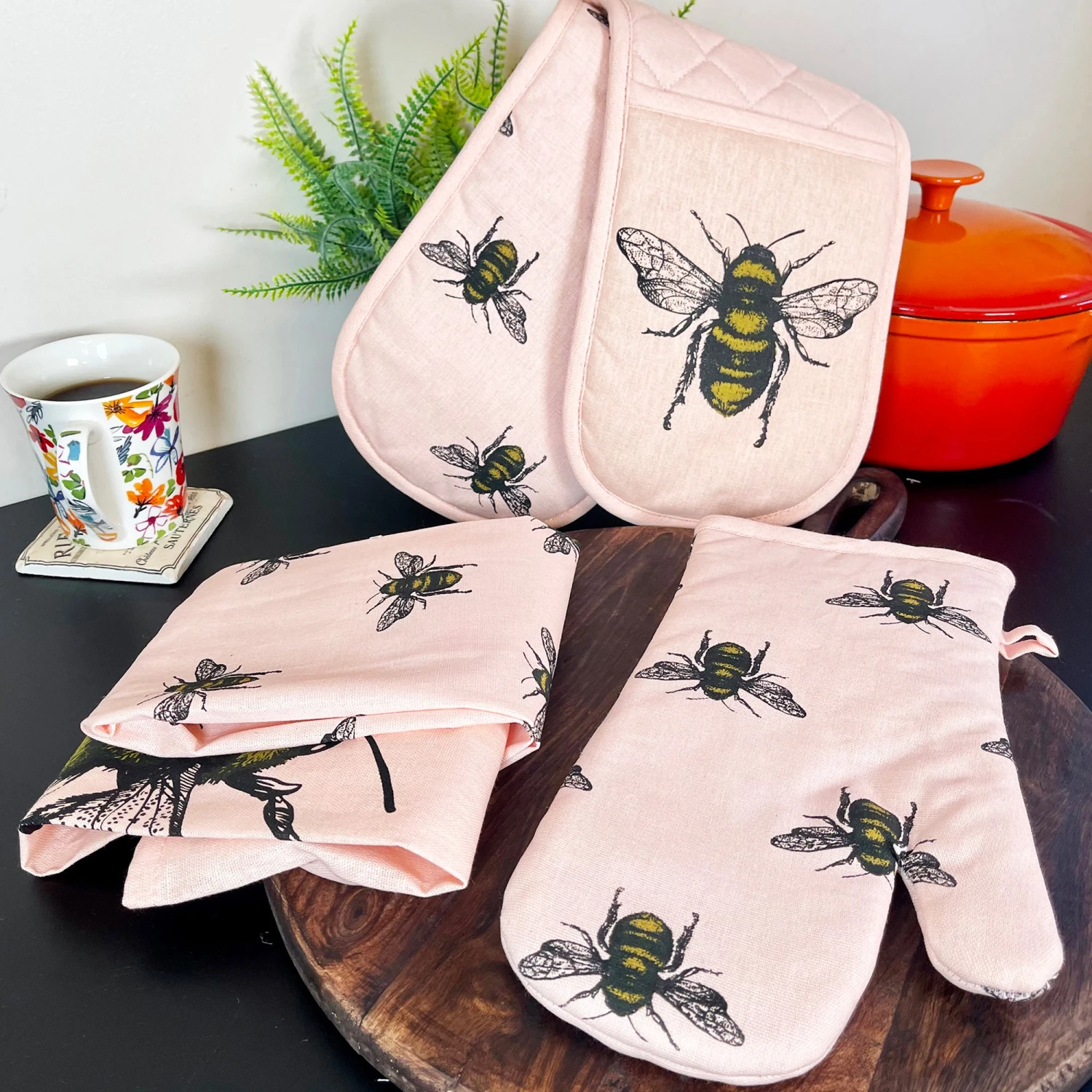 Darthome Limited 4pc Pink Bees Gauntlet Glove & Tea Towel Kitchen Set 1 Darthome Limited 4pc Pink Bees Gauntlet Glove & Tea Towel Kitchen Set