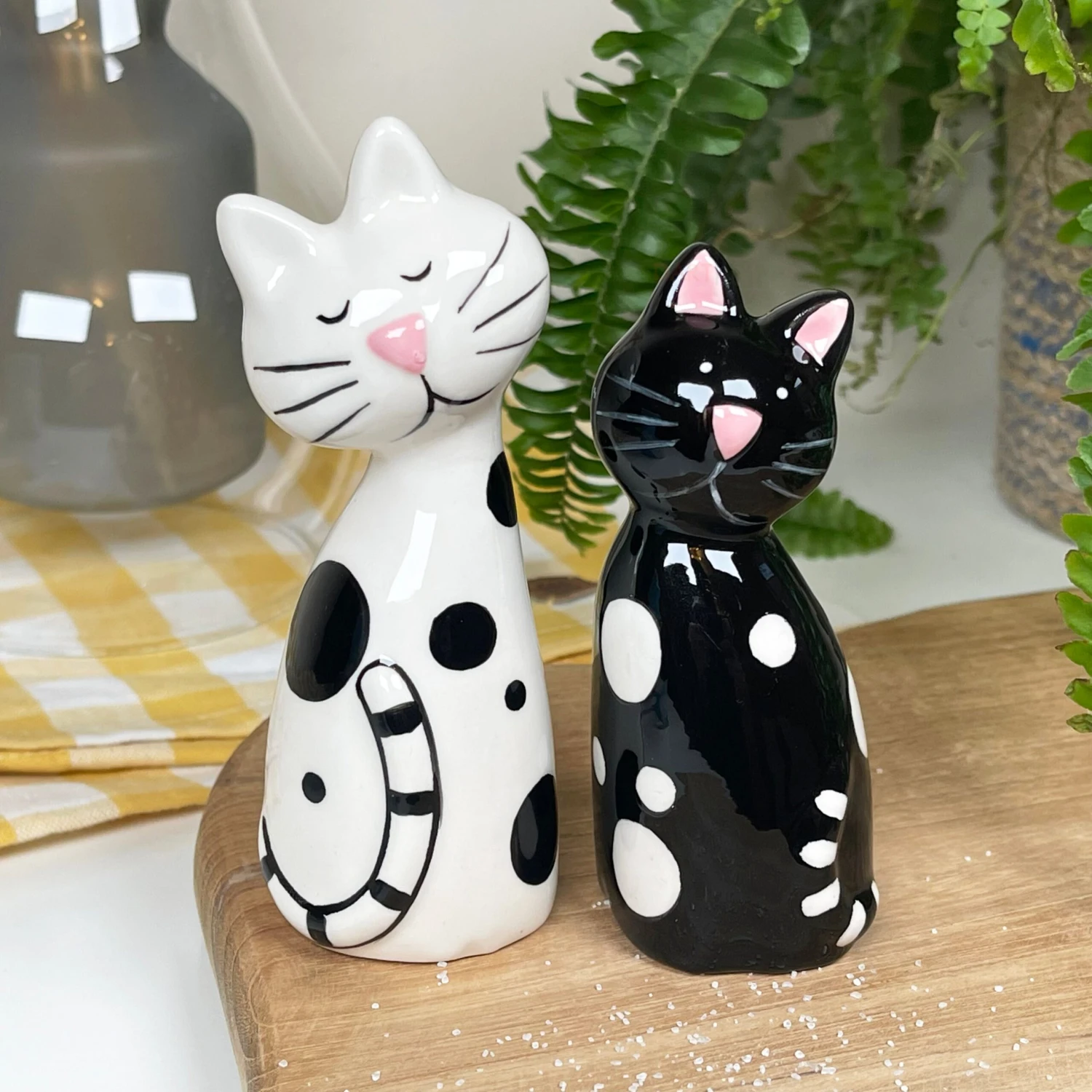 Darthome Limited Ceramic Black & White Cat Salt And Pepper Shakers Set 1 Darthome Limited Ceramic Black & White Cat Salt And Pepper Shakers Set