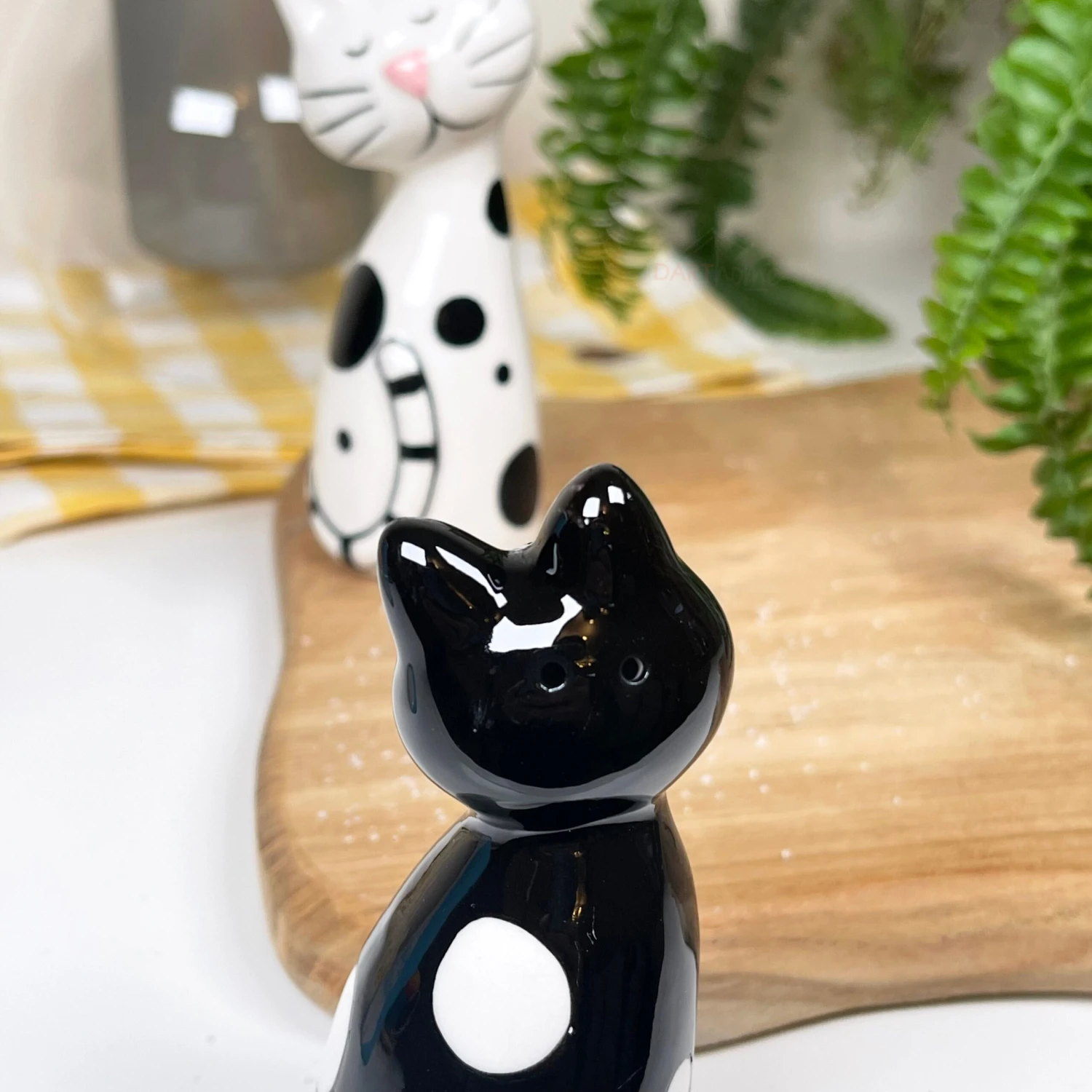 Darthome Limited Ceramic Black & White Cat Salt And Pepper Shakers Set 4 Darthome Limited Ceramic Black & White Cat Salt And Pepper Shakers Set - Image 4
