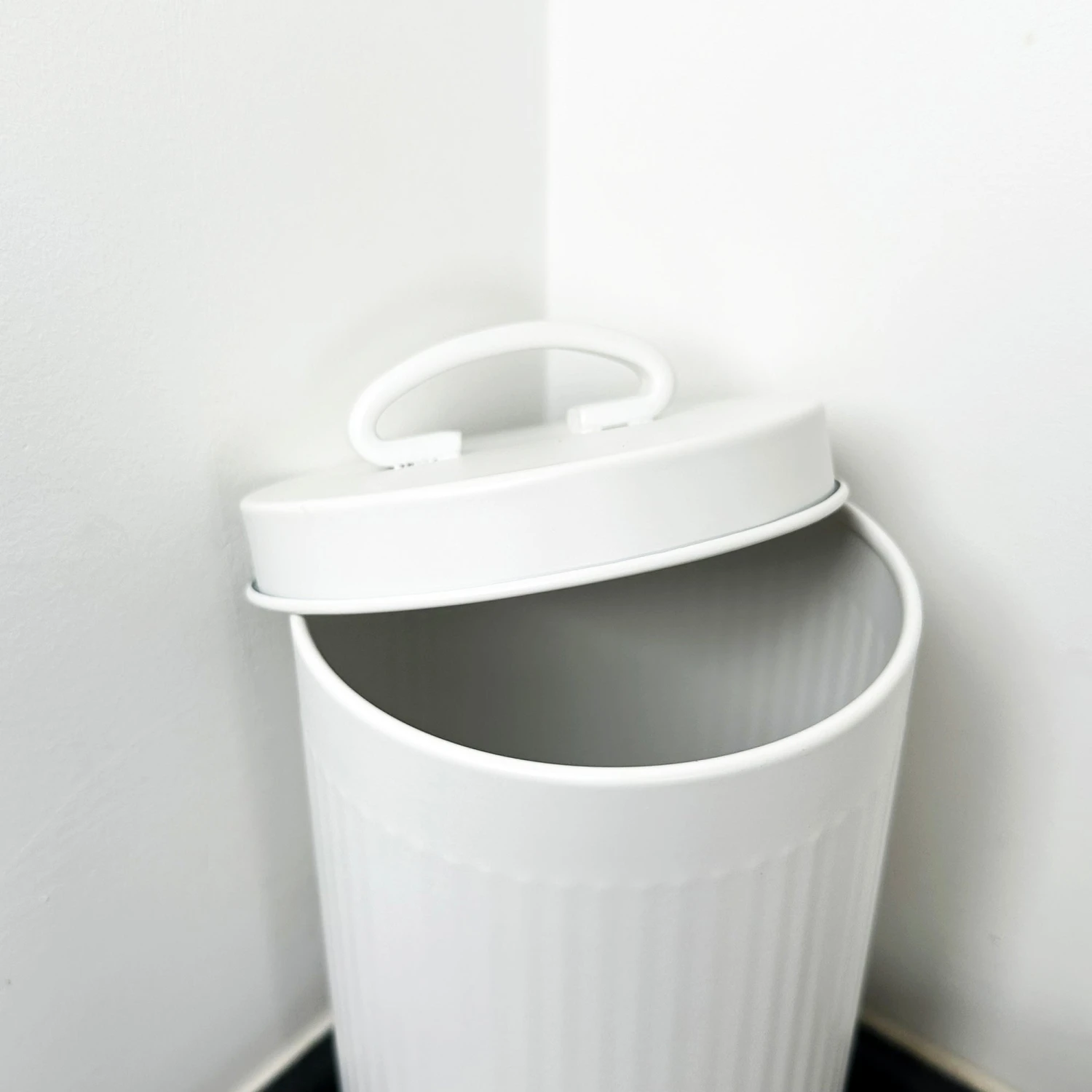 Darthome Limited White Ribbed Pasta Jar With Lid 4 Darthome Limited White Ribbed Pasta Jar With Lid - Image 4