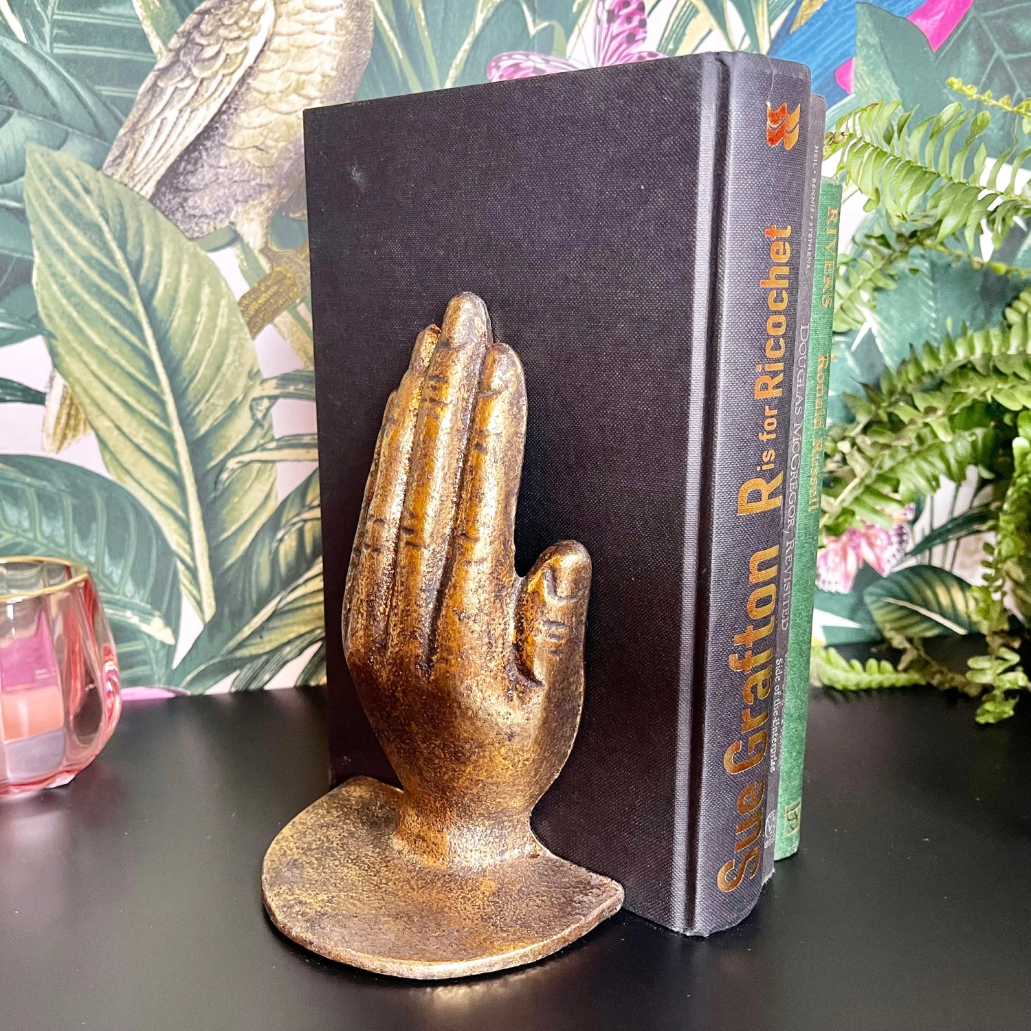 Darthome Limited Golden Pair Of Hands Decorative Heavy Bookends 1 Darthome Limited Golden Pair Of Hands Decorative Heavy Bookends